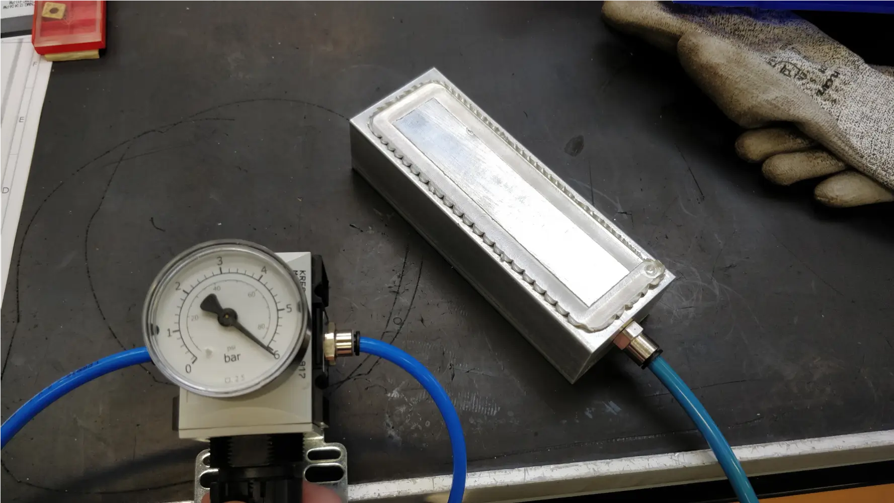 Plaque froide usinée avec cœur en mousse métallique, testée sous pression pour le refroidissement thermique haute performance.