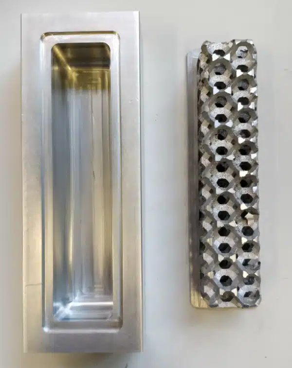 Vue interne d’une plaque froide intégrant une mousse métallique pour améliorer l’échange thermique, issue d’un procédé hybride.